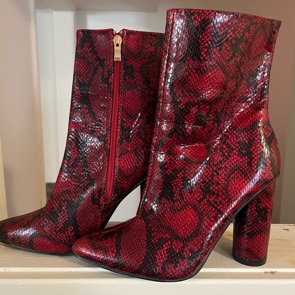 FAUX SNAKE SKIN RED HEELED BOOTIES SIZE 7 - Picture 2 of 3